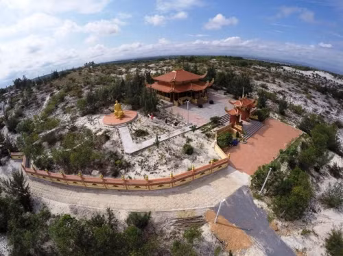 Đây là khu lăng mộ thờ ông Võ Phước Dung (SN 1937, mất 2007), thân sinh của ông Sỹ. Lăng mộ được xây dựng năm 2011, mang phong cách kiến trúc Á Đông, vật liệu xây dựng chủ yếu là xi măng, cốt thép...