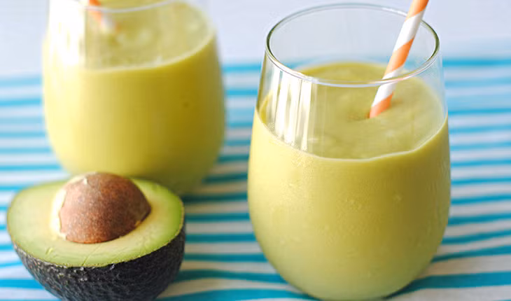 Nghiên cứu gần đây cho thấy sự kết hợp một chế độ ăn vừa phải chất béo với một quả bơ mỗi ngày có thể làm giảm nồng độ của cholesterol xấu hơn là một chế độ ăn ít chất béo, hoặc chế độ ăn vừa phải chất béo mà không bơ. 