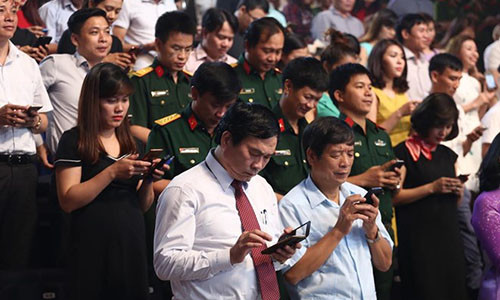 Nhiều người tham gia đấu giá sim lục quý 8 của Viettel. Ảnh: Thanh Tùng.