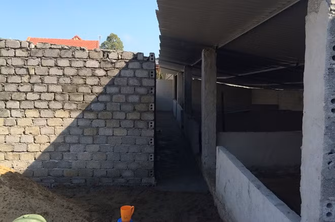 Các công trình đều tạm bợ, xây vội và chất lượng thấp. Ảnh: Nguyễn Dương.