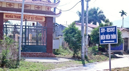 Theo lời quảng cáo của Công ty CP Đầu tư Thăng Long Xanh, phân khu Điền Viên Thôn gồm 66 căn biệt thự mọc trên đất nông nghiệp. Tuy nhiên, theo ông Nguyễn Xuân Chiến - Chủ tịch xã Yên Bài (huyện Ba Vì - Hà Nội), cả 63 ngôi nhà được xây dựng trong dự án này đều là nhà không phép. Những ngôi nhà này mọc lên từ năm 2012 đến nay mà không thấy cơ quan nào xử lý.