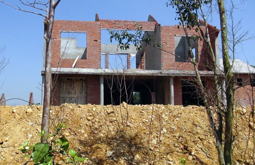 Một căn khác đang xây dựng dang dở?