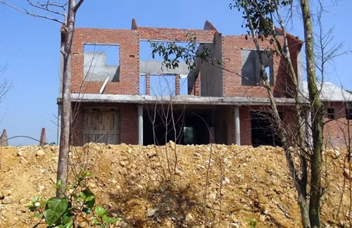 Một căn khác đang xây dựng dang dở?