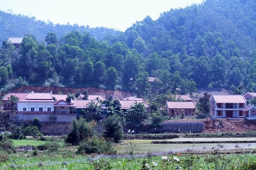 Sau là núi, dưới là ruộng, giữa là ... resort.