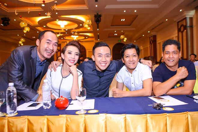 Về vấn đề thời gian, các cây hài đều hứa sẽ không có chuyện chạy show mà bỏ quên đội. Tuy nhiên họ nhấn mạnh mình chỉ là người cố vấn nghệ thuật dựa trên lao động của thí sinh. Do đó, người thi phải tự nỗ lực chứ không nên dựa dẫm vào huấn luyện viên. Tập 1 của Đấu trường tiếu lâm được lên sóng lúc 20h45 thứ bảy (5/3) trên Đài truyền hình Vĩnh Long.