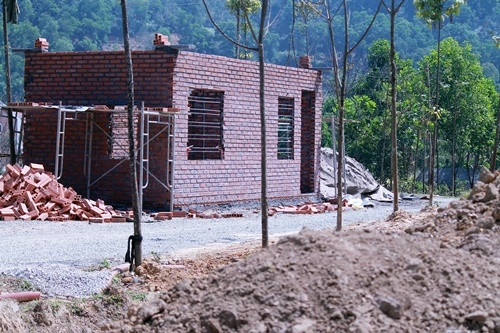 Một ngôi nhà khác đang xây trên đường vào.