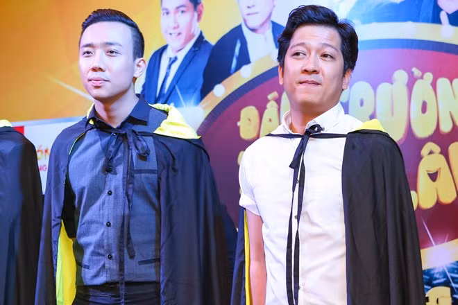 Trong buổi họp báo, câu hỏi được đặt ra cho Trường Giang là nghĩ gì về Hari Won - bạn gái của Trấn Thành khiến cả hai cây hài phải bối rối và khó xử. Tuy nhiên, cây hài xứ Quảng nhanh trí "giải nguy" cho đồng nghiệp. Anh nói: "Chuyện cá nhân, ai yêu ai thì không dính đến tôi nên không thể trả lời".