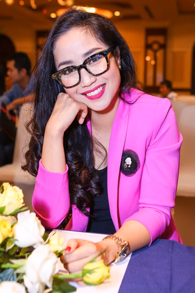 Ốc Thanh Vân đảm nhận vai trò MC. Trong quá trình làm việc, cô bị các huấn luyện viên "chặt chém" không thương tiếc.