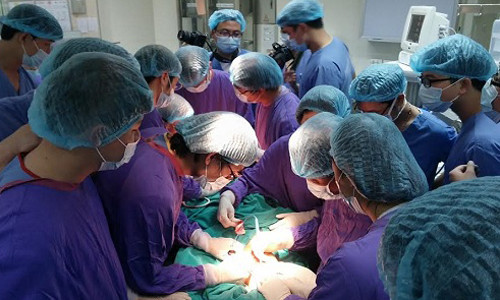 Các bác sĩ đang tiến hành tái tạo lại khuôn mặt cho bệnh nhân.