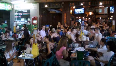 Sinh vien “quy toc” Viet xuat ngoai thac loan, choi toi ben