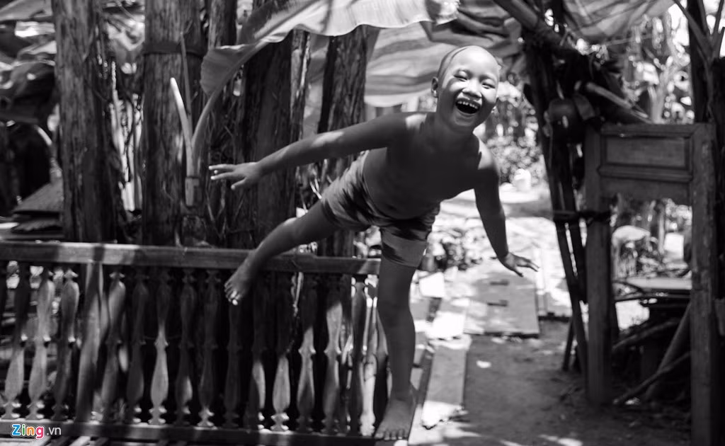 "Bà nội quý con lắm. Con được bà làm sinh nhật hai lần, lần thì bằng bánh ngọt, năm ngoái là bằng sữa chua. Nhưng bà ghét mẹ vì mẹ hay cởi truồng nên không cho bố mẹ ở cùng. Con chỉ muốn cả nhà về ở với nhau thôi", Hạnh buồn rầu nói.