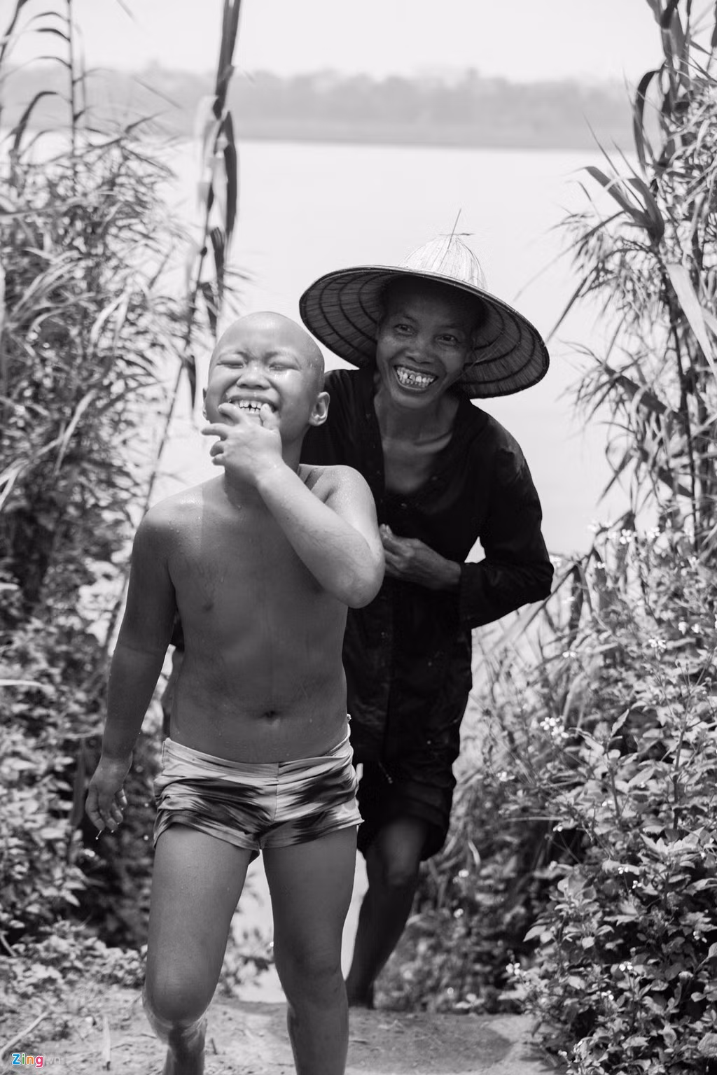 Anh chồng 24/24h khỏa thân, còn chị vợ lúc mặc lúc không.