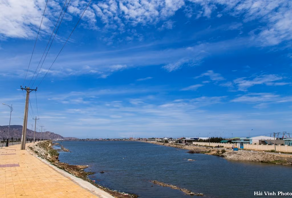 Từ Cà Ná, chúng tôi chọn đường ven biển để đến với thành phố Phan Rang –-Tháp Chàm.