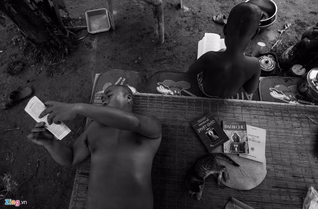 Người đàn ông sinh năm 1974, bất chấp việc con gái mình đã lớn, vẫn tồng ngồng trước mặt bé. Trong ảnh, bố nằm đọc sách trong khi con gái ngồi bên. Từ sáng tới khuya, anh Nghĩa thường nghiên cứu các cuốn nói về đạo Phật.