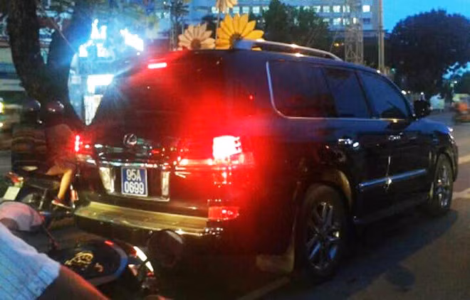 Xe Lexus 570 biển số xanh 95A-0699 chạy trên đường phố Cần Thơ. Ảnh: CTV.
