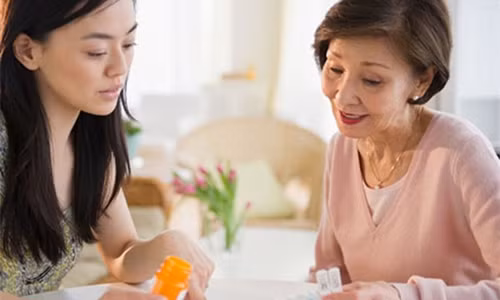 Vợ chồng chuẩn bị gần gũi là mẹ chồng lại đau ốm Vo chong chuan bi gan gui la me chong lai dau om