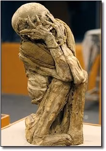 Những người dân địa phương ở đây cho rằng những cái xác không thể phân hủy là do Chúa đang trừng phạt cho những tội ác khi còn sống.