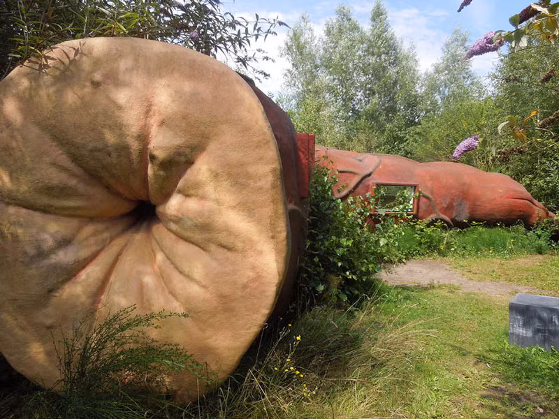 Đây là tác phẩm của nhà thiết kế người Hà Lan, ông Joep Van Lieshout.