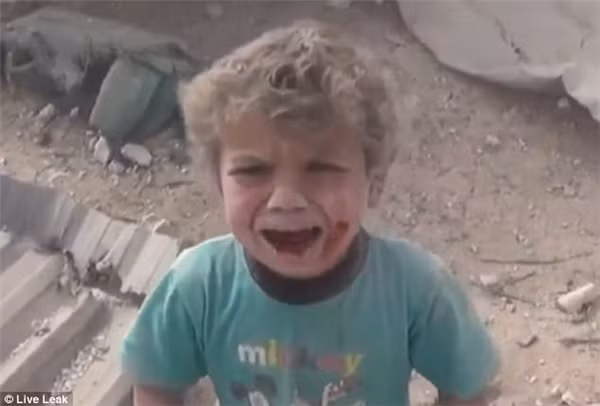 Mặc dù không rõ đoạn clip này được quay khi nào nhưng ai cũng đoán vụ ném bom này chỉ mới gần đây.