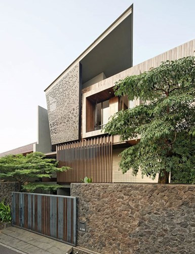 Ben House được xem là một trong những ngôi nhà đẹp nhất Indonesia, cao 3 tầng với 800 m2 sử dụng, xây dựng trên nền đất 400 m2.