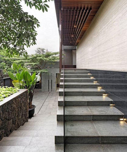 Sự thông suốt liên tục kéo dài từ lối vào từ phía cầu thang chính tạo cảm giác mở cho không gian của ngôi nhà.
