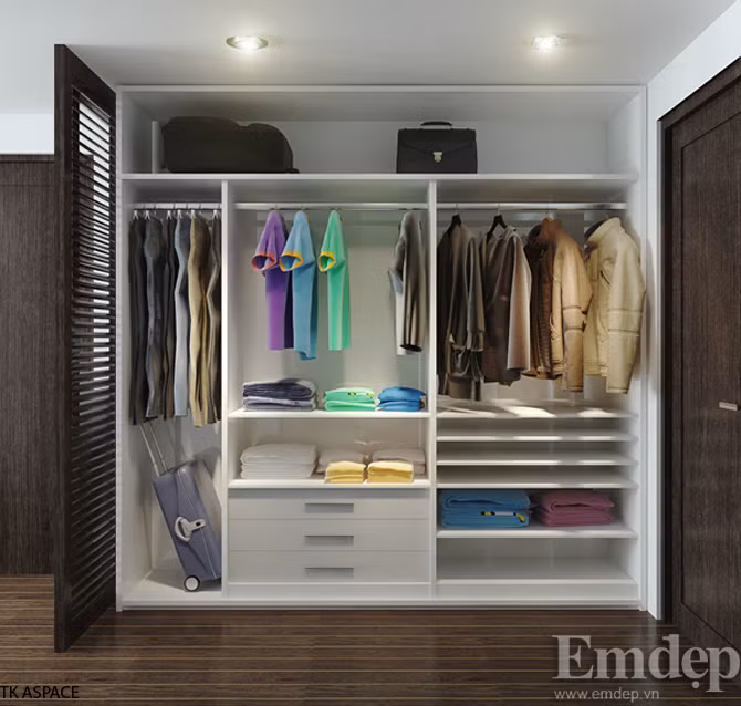 Tủ quần áo chung được đặt ngay bên ngoài phòng tắm để đựng đồ thường xuyên sử dụng.