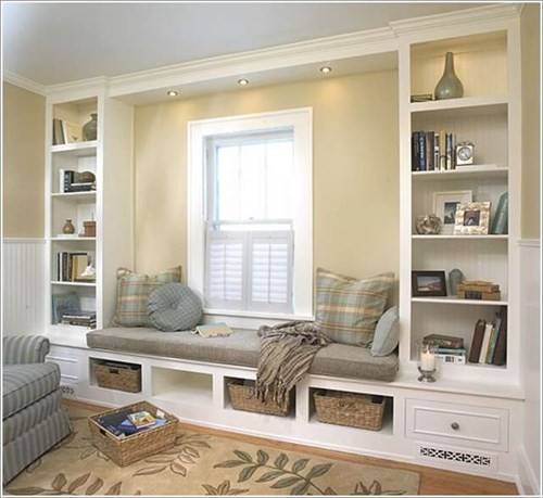 Trong việc bố trí nội thất căn hộ, cần đặt ghế ngồi cạnh cửa sổ, xung quanh là hệ thống kệ giá. Điều này đảm bảo tiết kiệm diện tích tối đa cho căn hộ, gia tăng tính năng sử dụng.