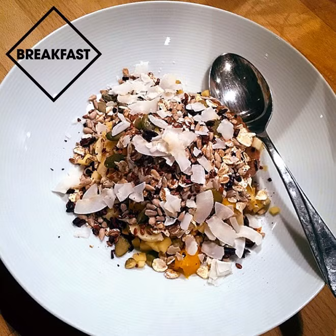  Bữa ăn của thiên thần Victoria's Secret này gồm một cốc sữa chua, chút bơ từ hạt dẻ cười, ngũ cốc cùng vài vài lát táo. Đây là thực đơn cho bữa sáng của cô. Những khi tham dự tuần lễ thời trang quá gấp gáp, cô còn không kịp ăn trưa và bước lên sàn diễn với dạ dày rỗng.