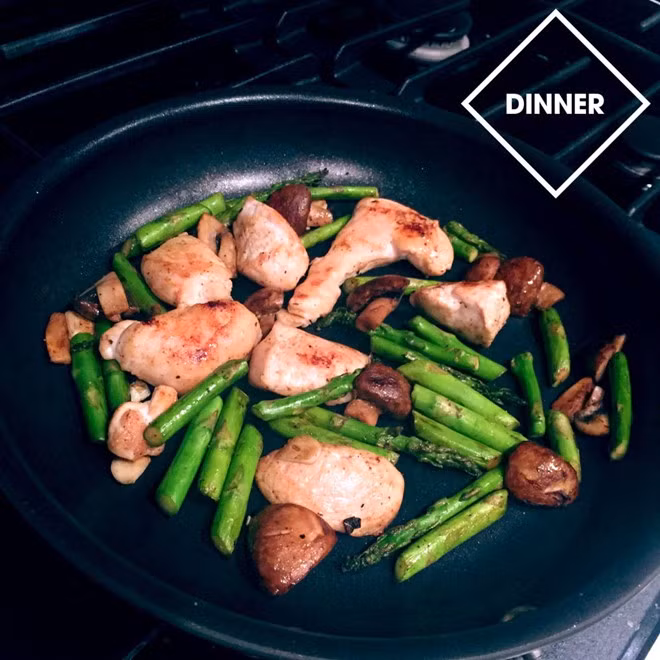 Trước khi dùng bữa tối, chân dài đi bộ trong vòng 35 phút, rồi chạy bộ 8 km. Sau đó, cô về nhà tự nấu bữa tối đơn giản. Món cô yêu thích nhất là măng tây xào ức gà, nấm và uống nước thêm nước lọc. Thói quen sinh hoạt thường nhật của chân dài sinh năm 1995 không thể thiếu việc tập boxing, nhảy dây, chạy bộ và kết hợp ăn uống điều độ.