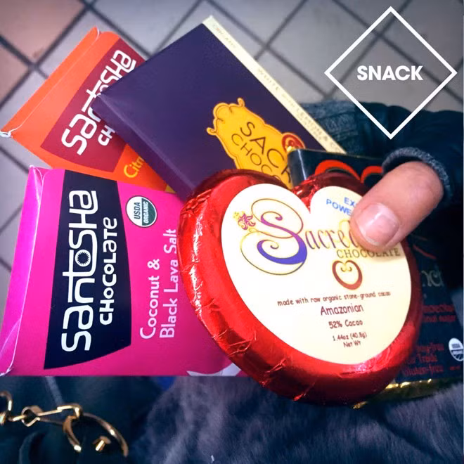 Kelly chia sẻ: "Cả ngày tôi đi làm bên ngoài và gặp gỡ nhiều đối tác, vì vậy, tôi luôn mang theo 30 gram chocolate đen để nạp năng lượng. Đây là thực phẩm rất tốt cho việc giảm cân, tạo cảm giác no lâu".