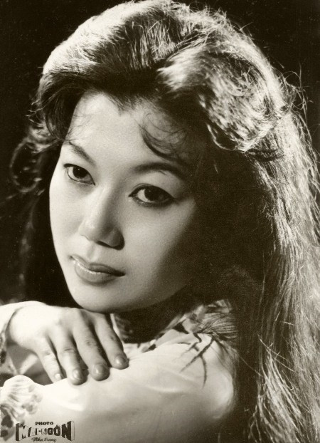 Xuất thân từ gia đình có truyền thống nghệ thuật lâu đời, có mẹ là cố NSND Bảy Nam nên NSND Kim Cương cũng chịu sự ảnh hưởng rất nhiều. Ngay từ khi còn nhỏ, bà đã theo gia đình để mưu sinh bằng nghề diễn.