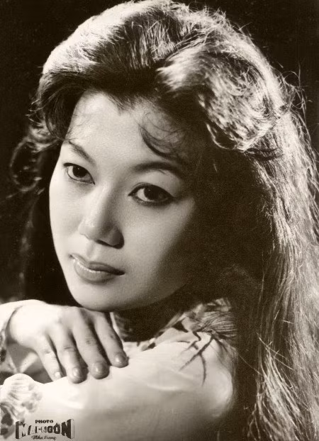 Xuất thân từ gia đình có truyền thống nghệ thuật lâu đời, có mẹ là cố NSND Bảy Nam nên NSND Kim Cương cũng chịu sự ảnh hưởng rất nhiều. Ngay từ khi còn nhỏ, bà đã theo gia đình để mưu sinh bằng nghề diễn.