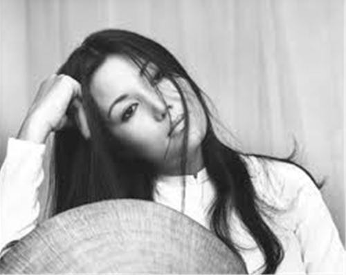 Là một trong bốn mỹ nhân đình đám ở Sài Gòn những năm trước 1975, Kiều Chinh gây ấn tượng với nhiều người bởi vẻ đẹp khá hiện đại.