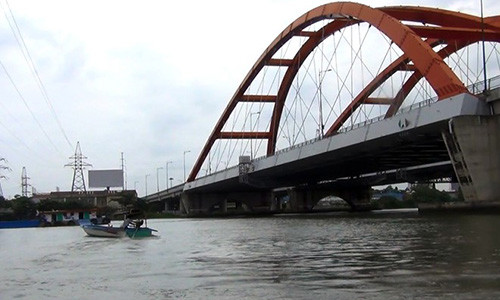 Nam thanh niên gieo mình xuống sông Sài Gòn tự vẫn. Ảnh: Lê Trai.