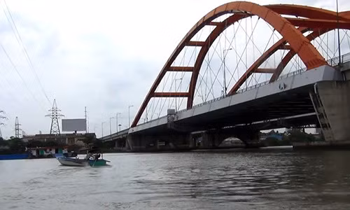 Nam thanh niên gieo mình xuống sông Sài Gòn tự vẫn. Ảnh: Lê Trai.