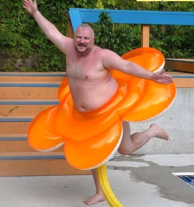 Khoe váy mới thôi mà, làm gì ồn ào thế?