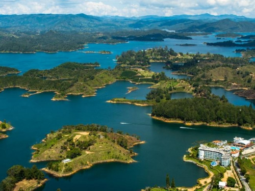 Thị trấn nhìn từ đỉnh El Penol.