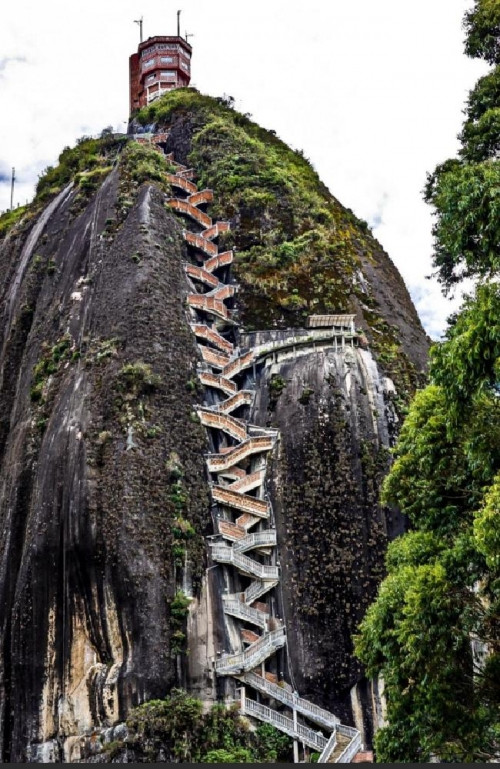 Điều kinh ngạc ở đây là có một hệ thống cầu thang gỗ zíc zắc 649 bậc dẫn lên đỉnh núi dựa vào khe nứt của hòn đá. Trên đỉnh khối đá có một đài quan sát, tại đây du khách có thể chiêm ngưỡng toàn bộ quang cảnh của thị trấn.