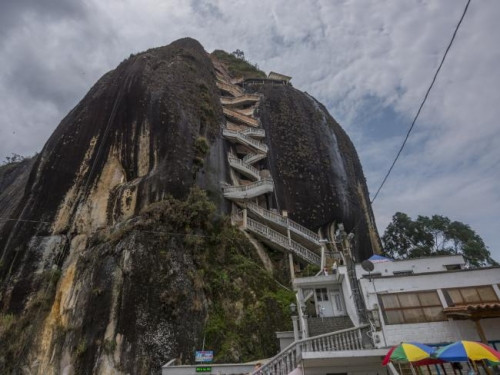Hai nhiếp ảnh gia Lauren Bath và Melissa Findley trong chuyến du lịch của mình có dịp chiêm ngưỡng, trải nghiệm đã nhận xét rằng đây là một nơi lý tưởng để chụp ảnh và quay phim. Ở đây có những ngôi nhà độc đáo và thú vị giống như chính hòn đá El Penol.