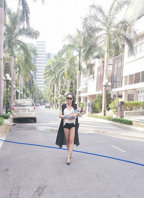 Phi Thanh Vân tranh thủ ngày rảnh rỗi bế con đi dạo phố: “Con trai yêu được mẹ Vân cho ra ngoài sau một tháng rưỡi tuổi. Cún yêu của mẹ Vân”.