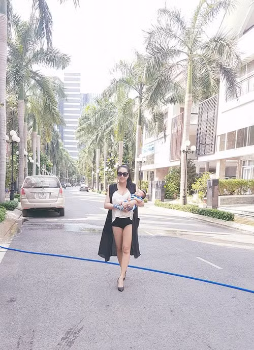 Phi Thanh Vân tranh thủ ngày rảnh rỗi bế con đi dạo phố: “Con trai yêu được mẹ Vân cho ra ngoài sau một tháng rưỡi tuổi. Cún yêu của mẹ Vân”.