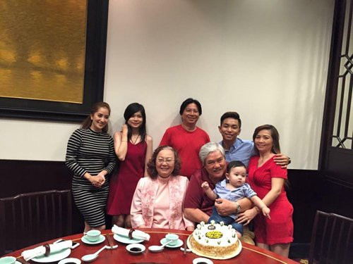 Phan Hiển khoe ảnh chụp chung cùng gia đình nhân dịp sinh nhật mẹ của con trai - Khánh Thi.
