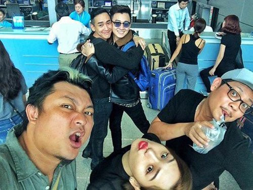 Miu Lê khoe ảnh đoàn phim Em là bà nội của anh sang Hàn Quốc. Trong khi cô và mọi người đang tạo dáng nhí nhảnh thì Hứa Vĩ Văn và Ngô Kiến Huy lại ôm nhau không rời nửa bước.
