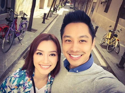 Vợ chồng Trúc Diễm hào hứng selfie trong chuyến nghỉ dưỡng ngọt ngào ở Thụy Sỹ.