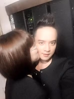 Trong một bài phỏng vấn vào đầu năm 2016 vừa qua, nam ca sĩ Cao Thái Sơn đã bất ngờ tiết lộ thông tin anh hiện đang hạnh phúc trong tình yêu hai năm với một cô gái 9x. Và trong hơn 10 năm qua, đây là cô gái khiến Cao Thái Sơn yêu nhiều đến thế.