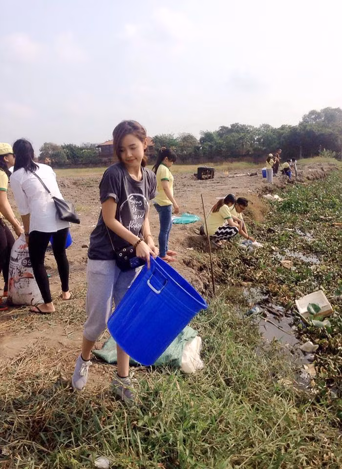 Hotgirl Midu: "Phóng sanh. Hạnh phúc đến từ trong tâm bao giờ cũng tốt hơn những chờ đợi từ bên ngoài. Hạnh phúc đến từ những điều bình thường nhất".