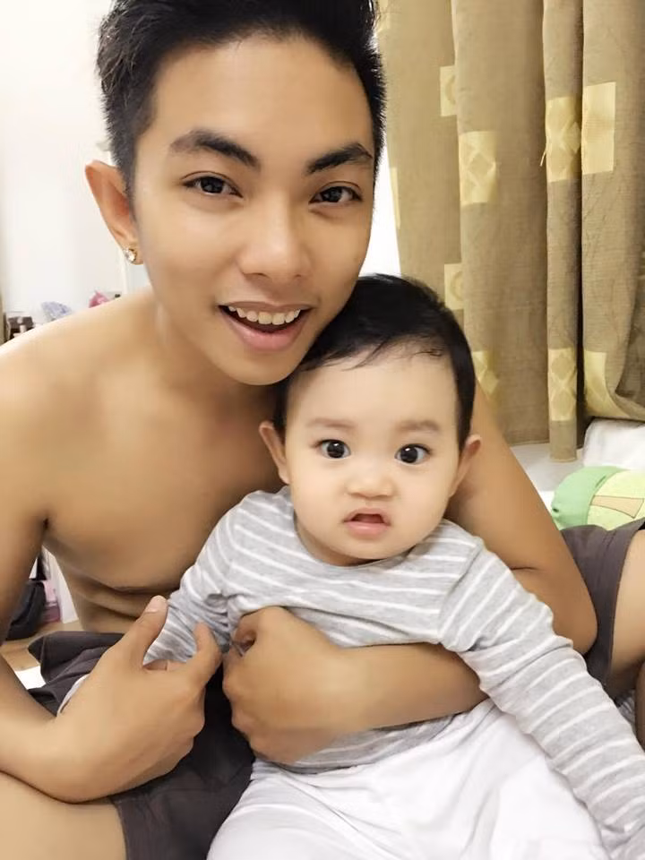 Phan Hiển khoe hình hai cha con kèm dòng chú thích "Miệng chả giống ai con ơi".