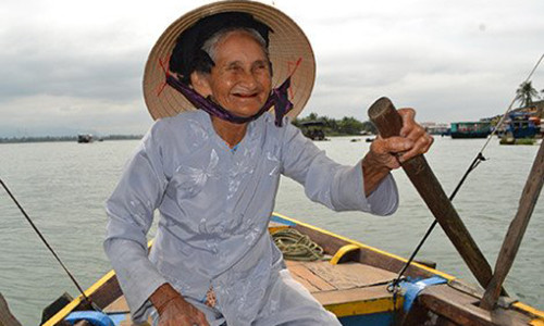 Bà Xong chèo ghe chở khách với nụ cười luôn nở trên môi.