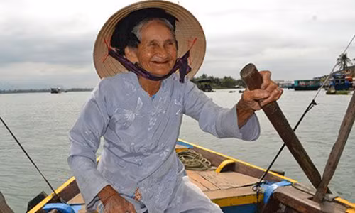 Bà Xong chèo ghe chở khách với nụ cười luôn nở trên môi.