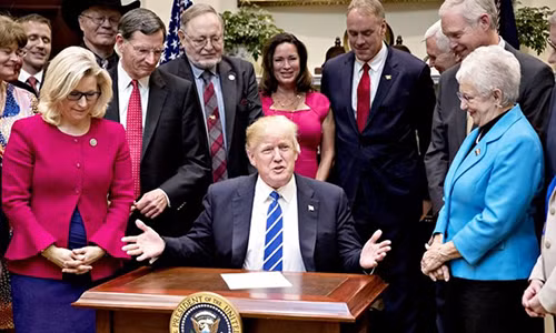 Tong thong Donald Trump ngoi ban “ti hon” ky sac lenh